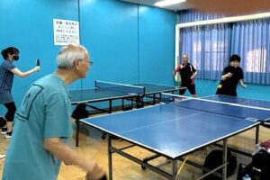 7）MTさんとANさんの至極のラリー！（奥にOTさんとMRさん）