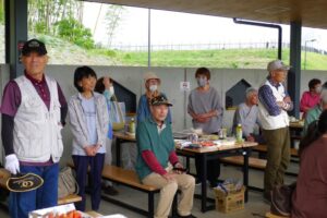 18_挨拶を聴かれる参加者の皆さん-2