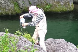 地点①-1_飯高町森の水を採取