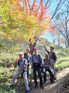 24_今度は、男性群に交代！後ろの斜面に亀田さん