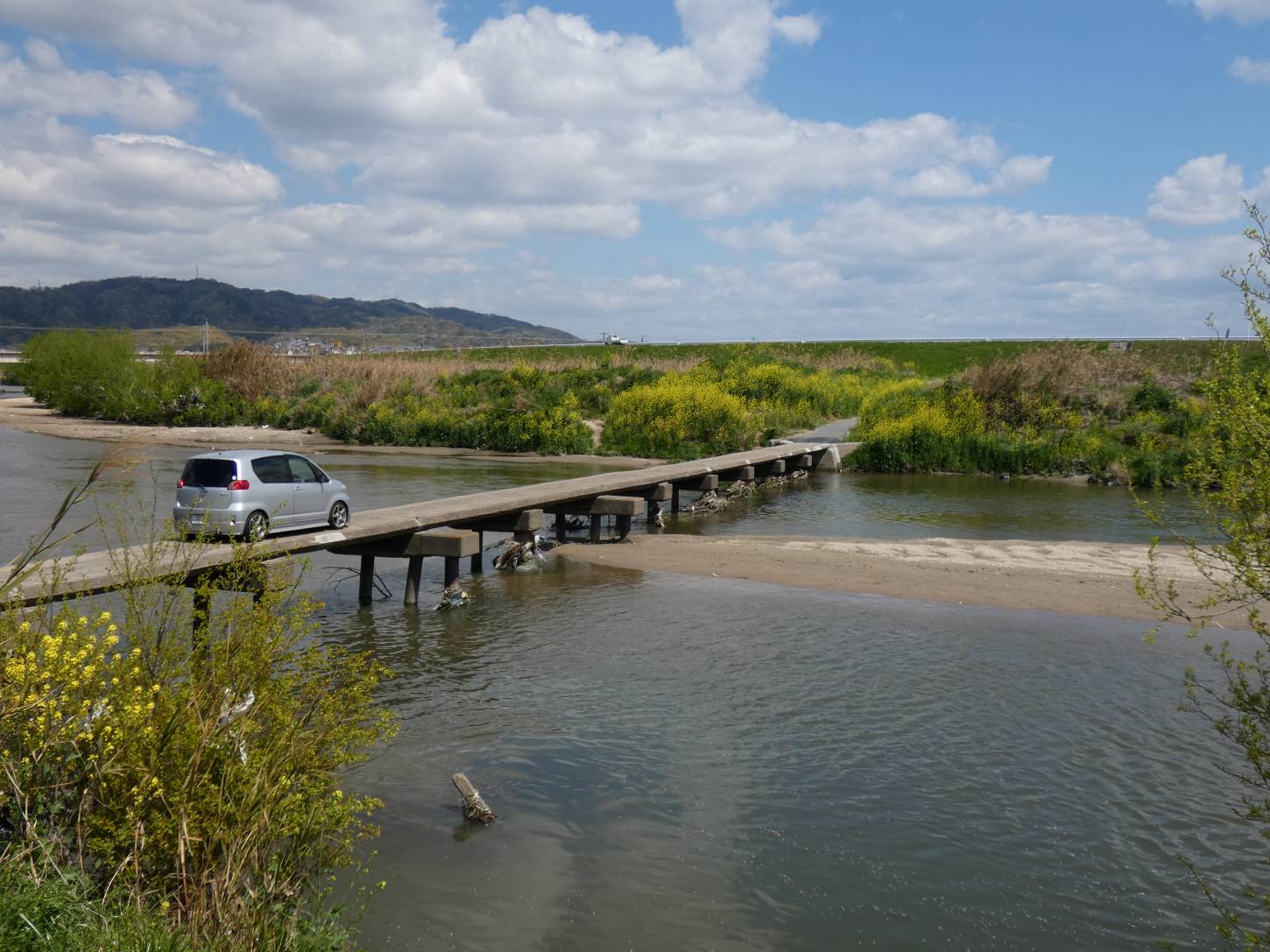 大和川沈下橋を渡る乗用車