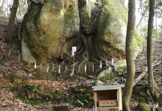 正面から見た夫婦岩