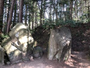 入口を塞いだといわれる大岩