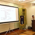 井上役員 司会進行中