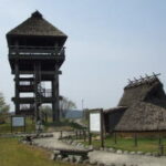 復元された高床建物と竪穴式住居