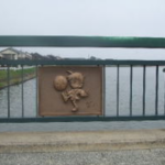 コナン大橋欄干のブロンズ板