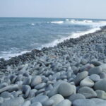波に洗われる石