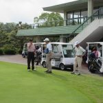 練習グリーンで談笑する参加者