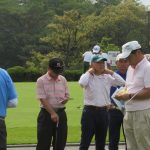 練習グリーンで談笑する参加者