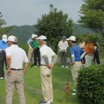 開会場所に集まる参加者