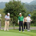 開会場所に集まる参加者