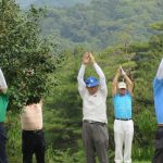 ストレッチ体操に励む参加者