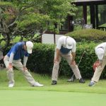 ストレッチ体操に励む参加者