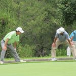 ストレッチ体操に励む参加者