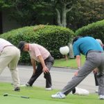 ストレッチ体操に励む参加者