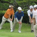 ストレッチ体操に励む参加者