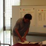 表彰の準備をする高木(善)さん