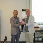 藤井顧問から優勝カップを受ける川東さん