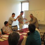 ニアピン賞のボールを受ける石井さん