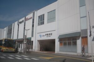 集合駅の小田急「伊勢原」駅