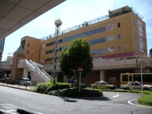 集合駅のＪＲ「橋本」駅です