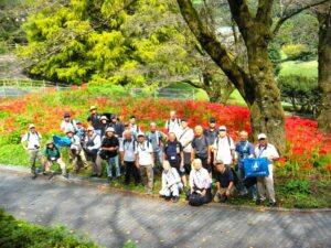 彼岸花をバックに再び集合写真