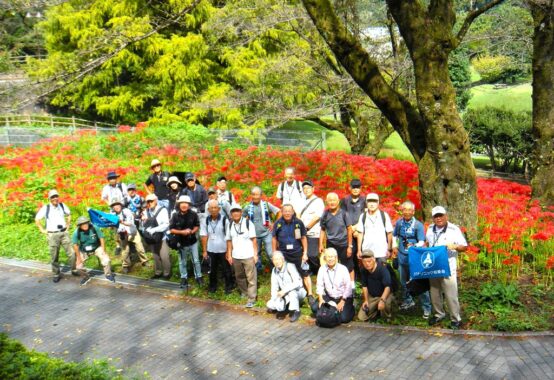 彼岸花をバックに再び集合写真