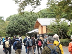 この建屋の中には