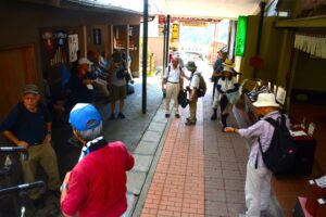 日陰で水分補給小休止