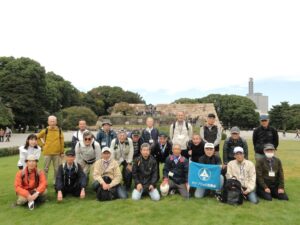 本丸跡をバックに集合写真