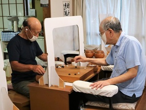 アクリル板の下から