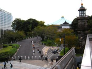 公園を抜け武道館の屋根が見えました