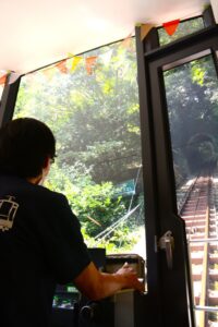 車内に冷房はありません!!