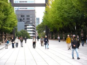 参道がとても広く長いです