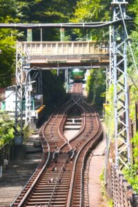 大山寺駅で上下線が交差します