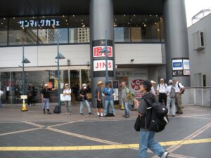 時間待ちは駅ビルの外で