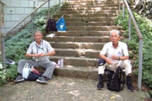 涼しい場所で昼食休憩開始!!