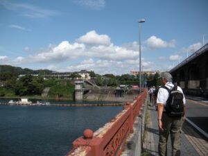 ダムの上を通り