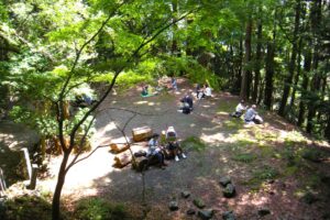 一段下の広場も