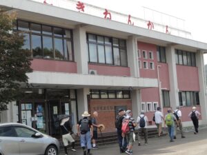 津久井湖記念館を通り