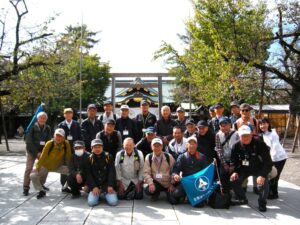 靖国神社本殿をバックに集合写真