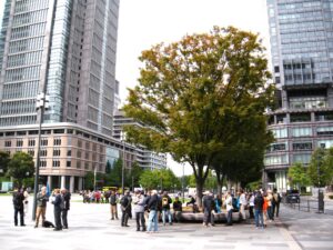 中央口を出た広場で時間待ち