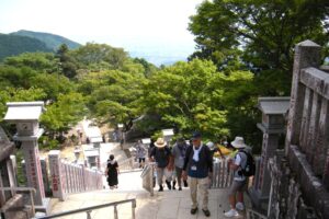 少し急な階段を上り