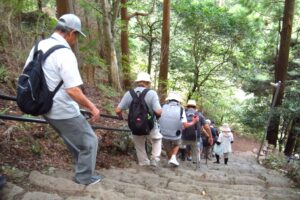 かなり急な階段と