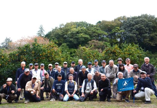 ミカンの木をバックに集合写真