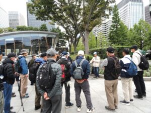 スターバックス店の前でミーティング
