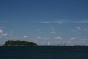 猿島と奥のみなとみらいがくっきりと
