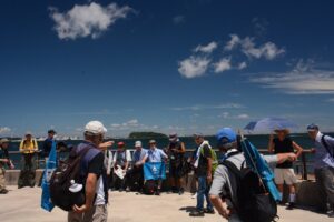 猿島をバックに