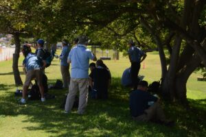 木陰の中での水分補給