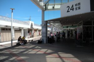 駅前は狭く日陰が無いので